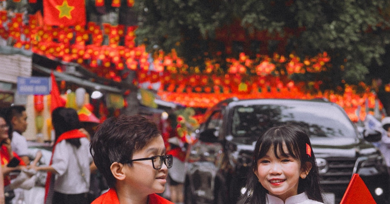 Tiny couple celebrates wedding with 500 guests