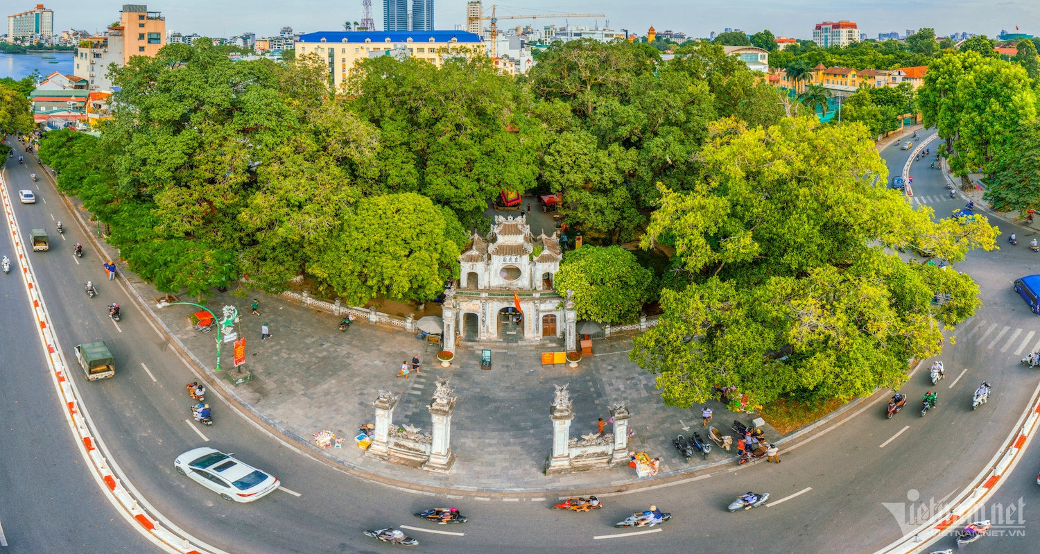 Crowds gather at Hanoi’s pagodas to welcome the new year