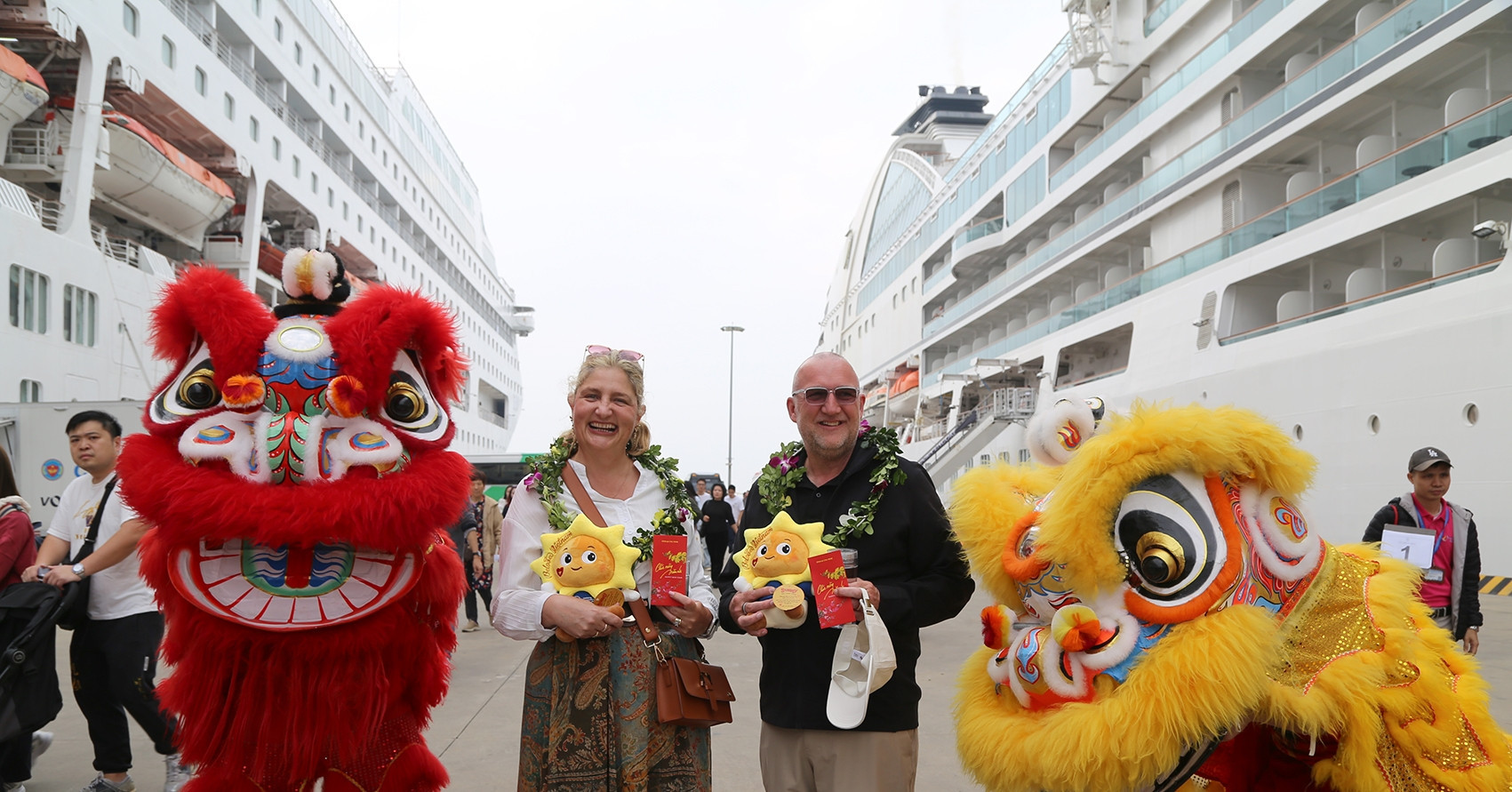 Ha Long Bay welcomes 2,400 cruise guests on first day of Tet