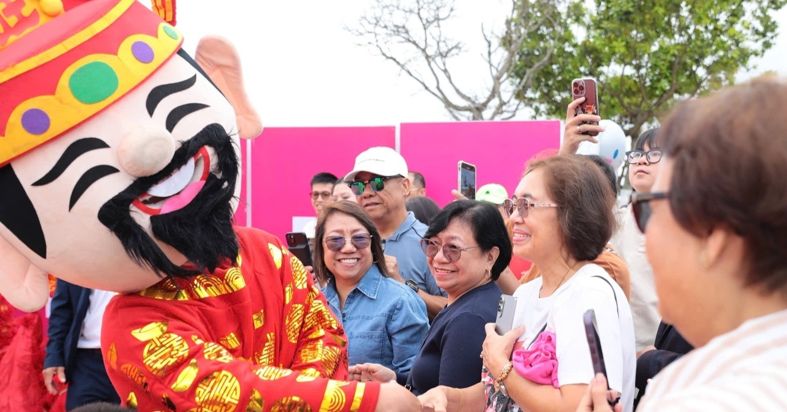 International visitors usher in Lunar New Year in Da Nang with lucky gifts