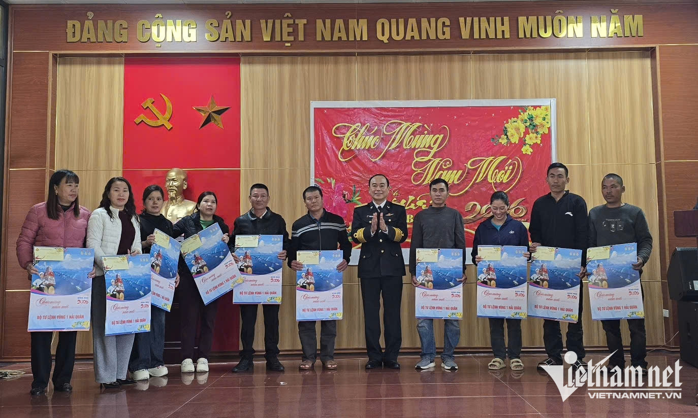 W-Vùng 1 Hải quân trao tặng những phần quà ý nghĩa cho người dân đảo Trần dịp Tết.jpg