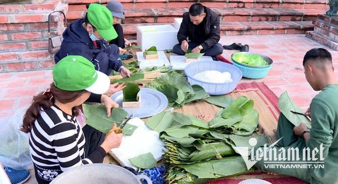 W-Người dân trên đảo gói bánh chưng ngày Tết.jpg