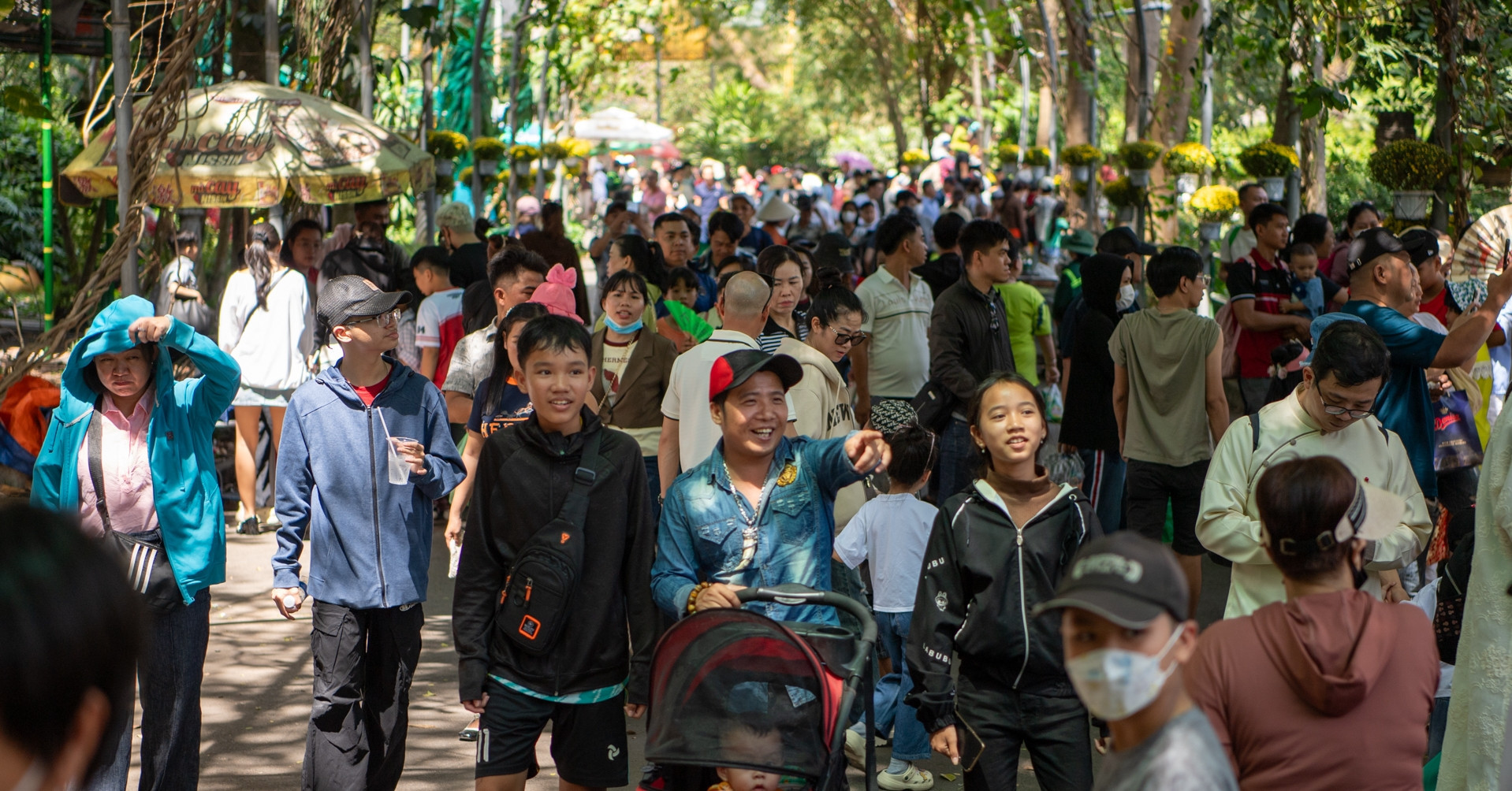 Thousands flock to Saigon Zoo for Tet parade