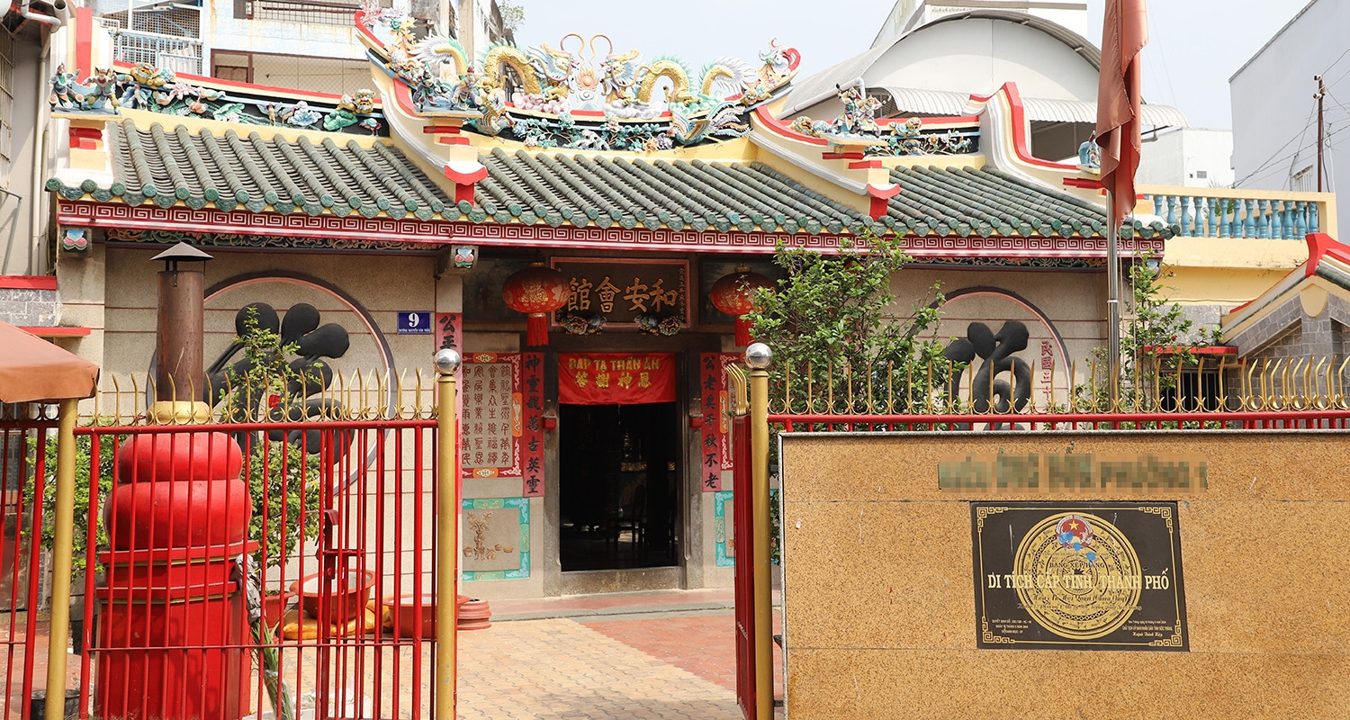 A century-old temple in Can Tho draws crowds with its lantern auction