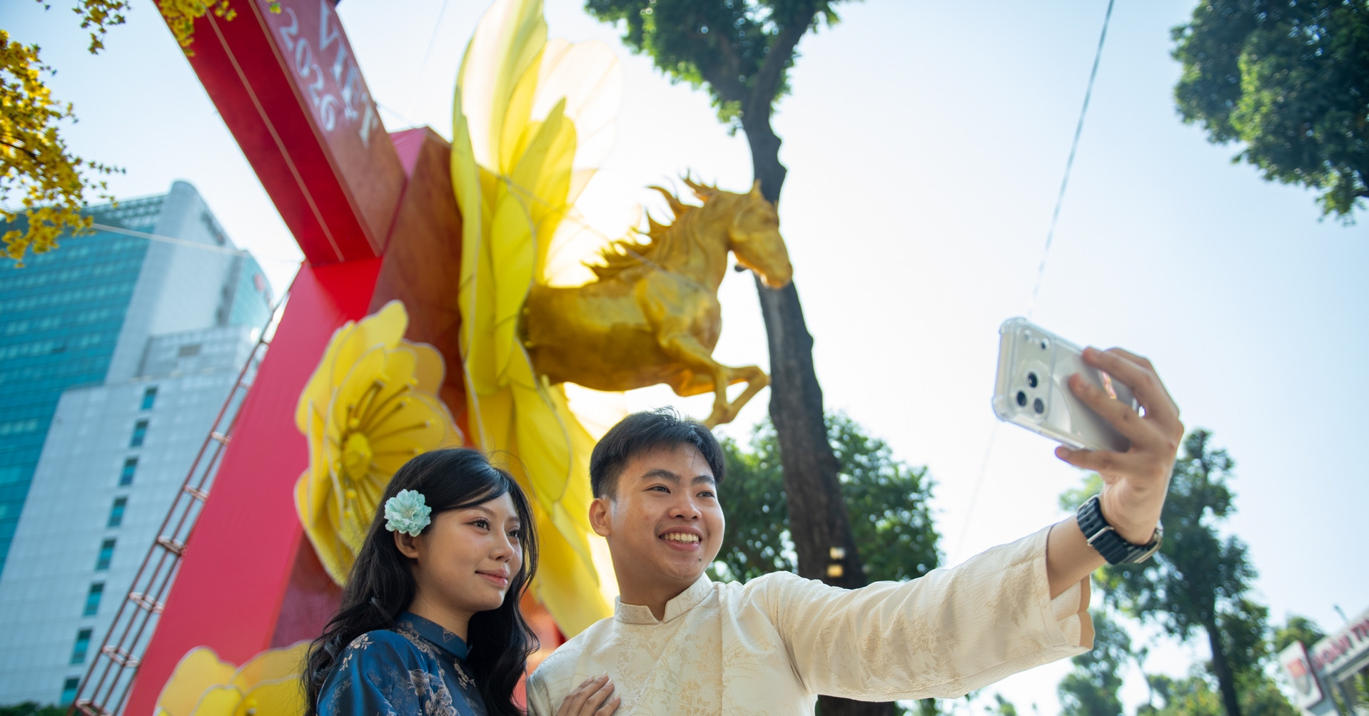 Golden horse takes flight from apricot blossom in HCM City