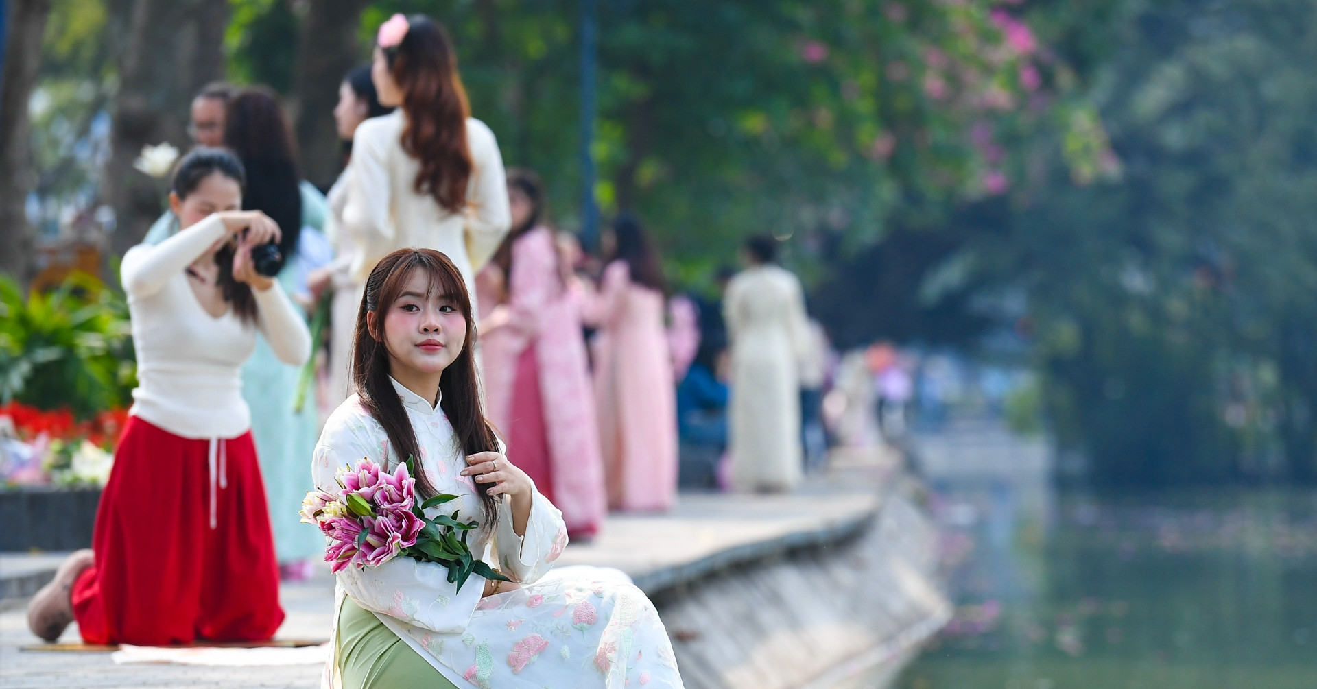 Hanoi youths capture Tet spirit in ao dai by Hoan Kiem Lake