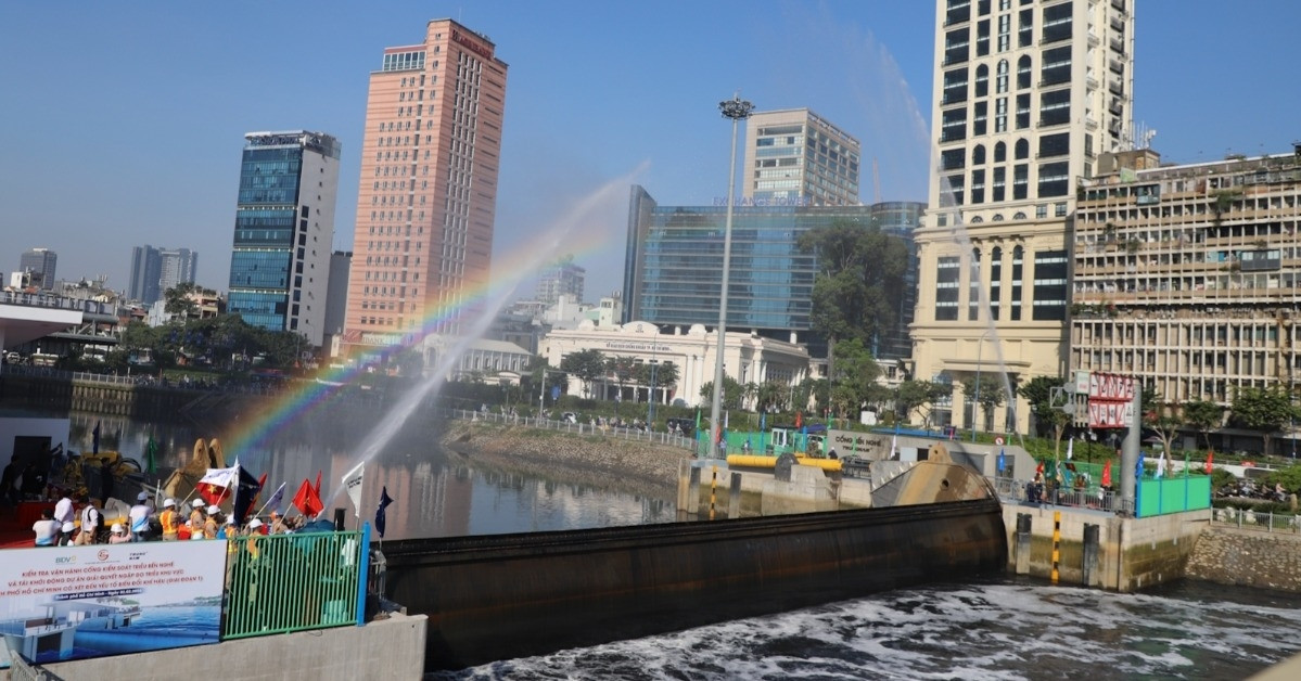HCM City restarts $400 million anti-flooding project, activates Ben Nghe sluice