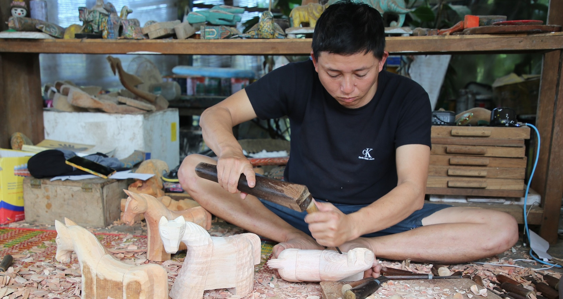 Wooden horses gallop into Tet: Hoi An’s sculptors race the holiday clock