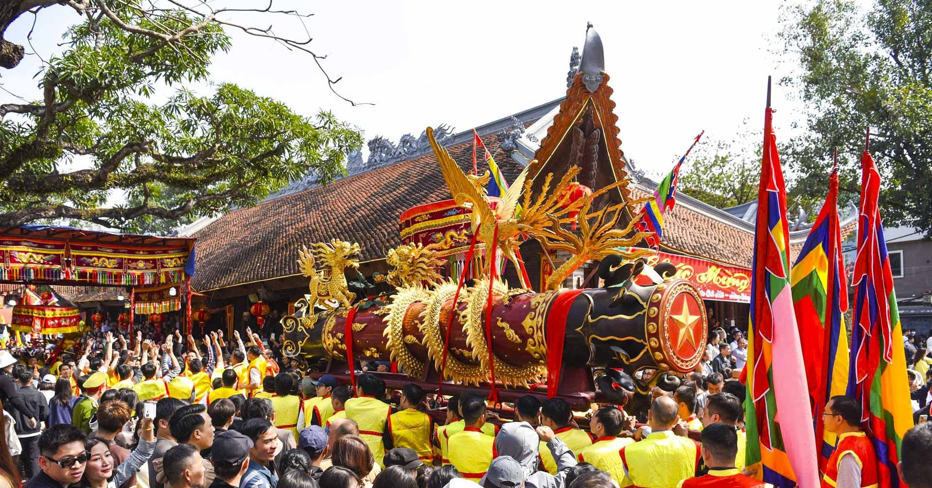A roaring start to spring at Dong Ky festival