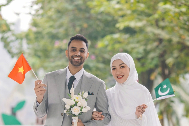 Falling for Hanoi beautiful girl, Pakistani man pursues her at speed of light