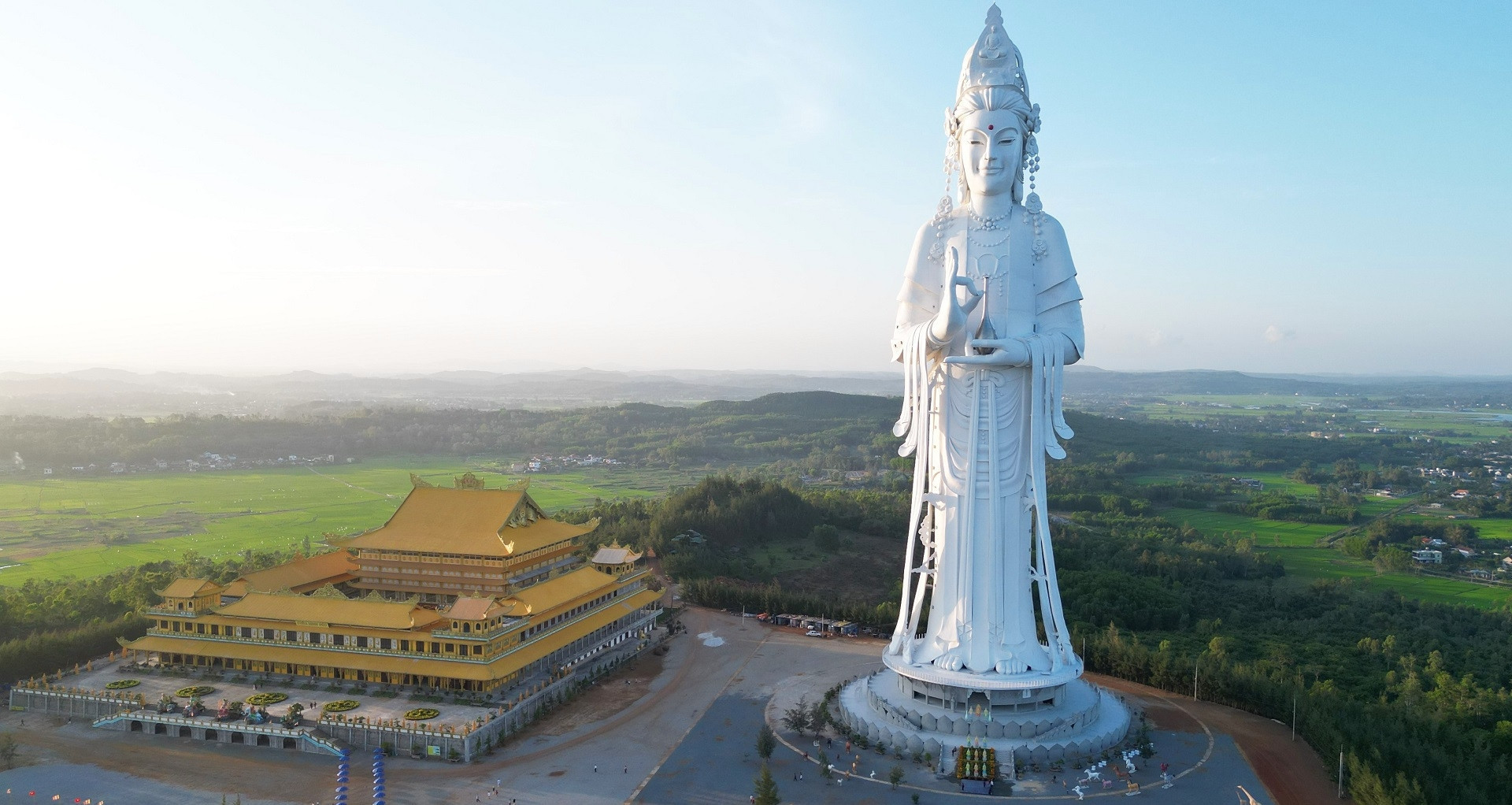 Pilgrims flock to Southeast Asia&rsquo;s highest Avalokitesvara statue