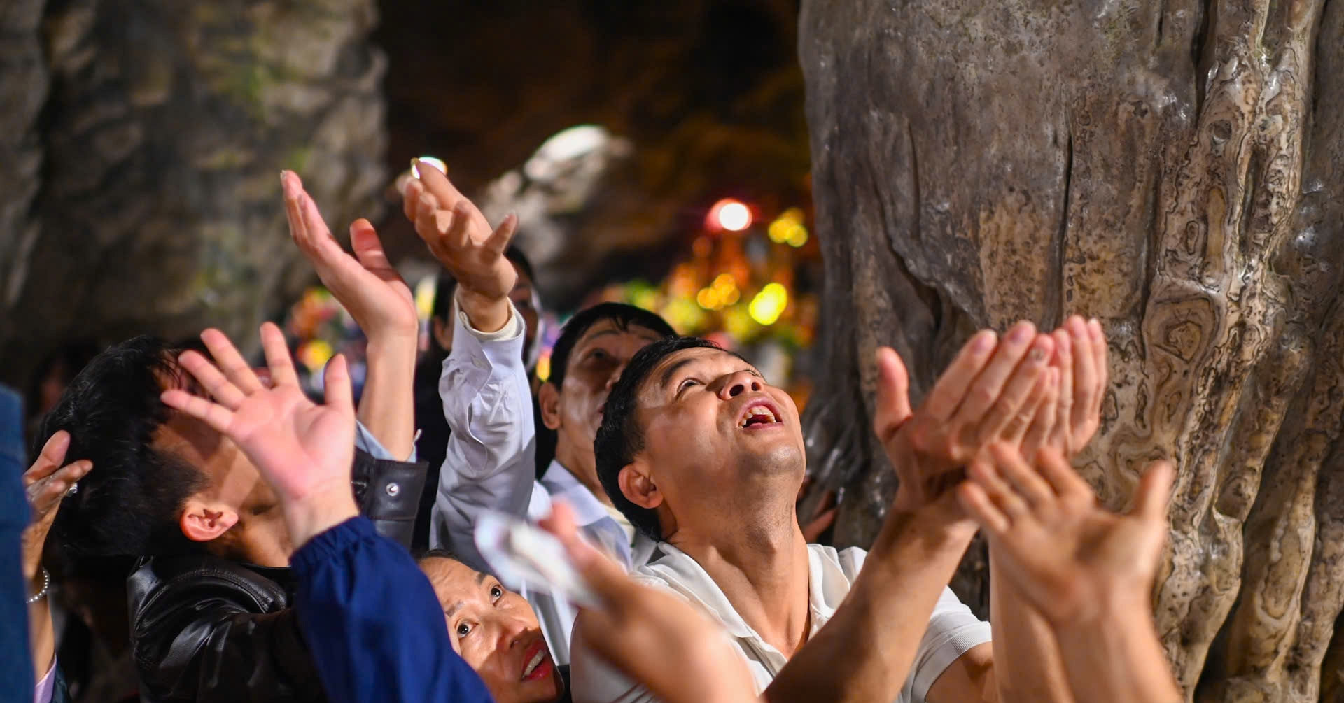 Pilgrims rise before dawn for blessings at Huong Pagoda