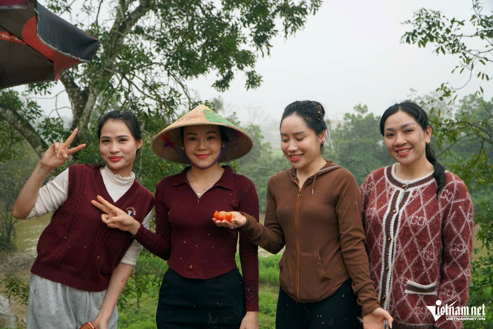 W-a6Phiên chợ ném cà chua.jpg