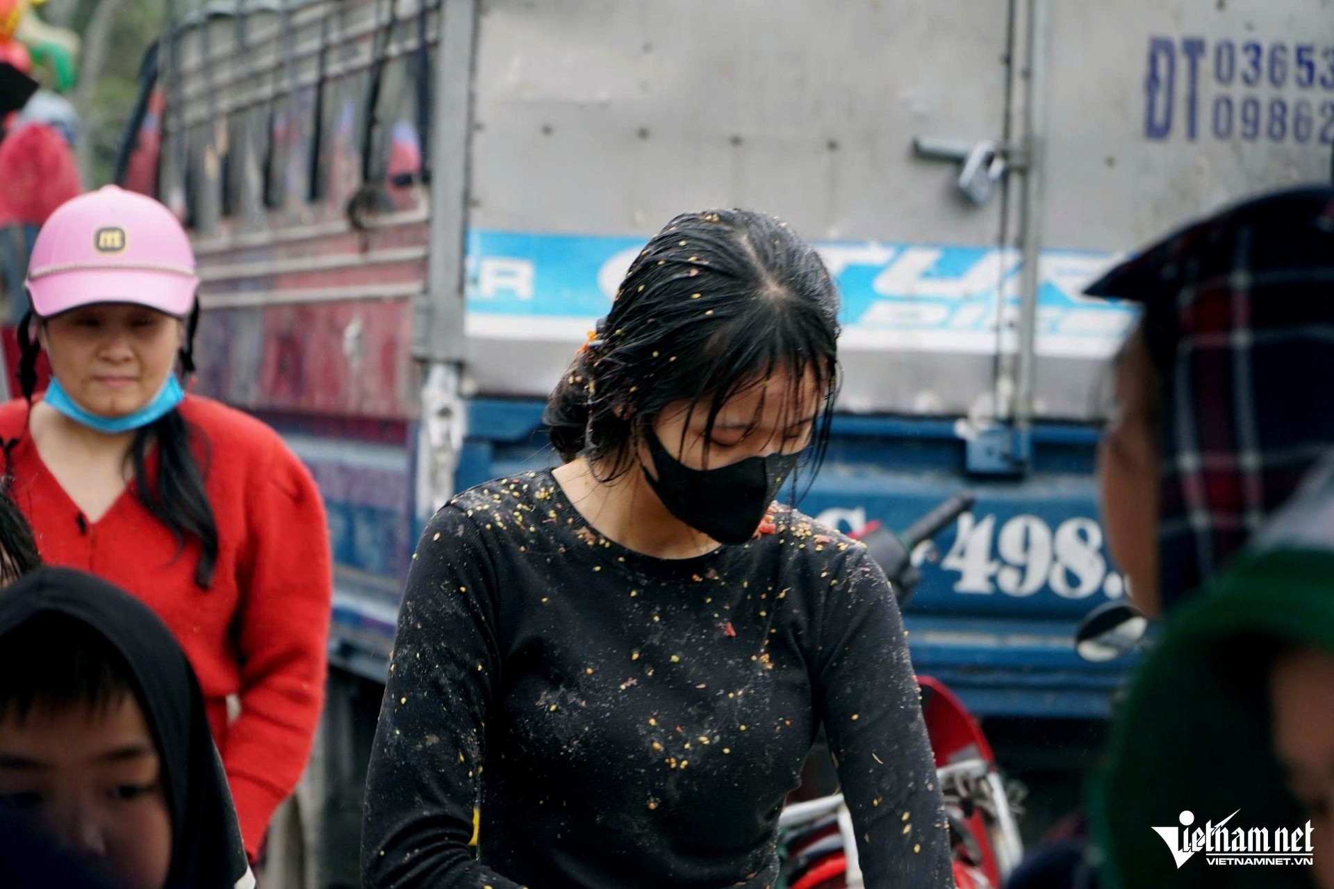 W-a4Phiên chợ ném cà chua.jpg