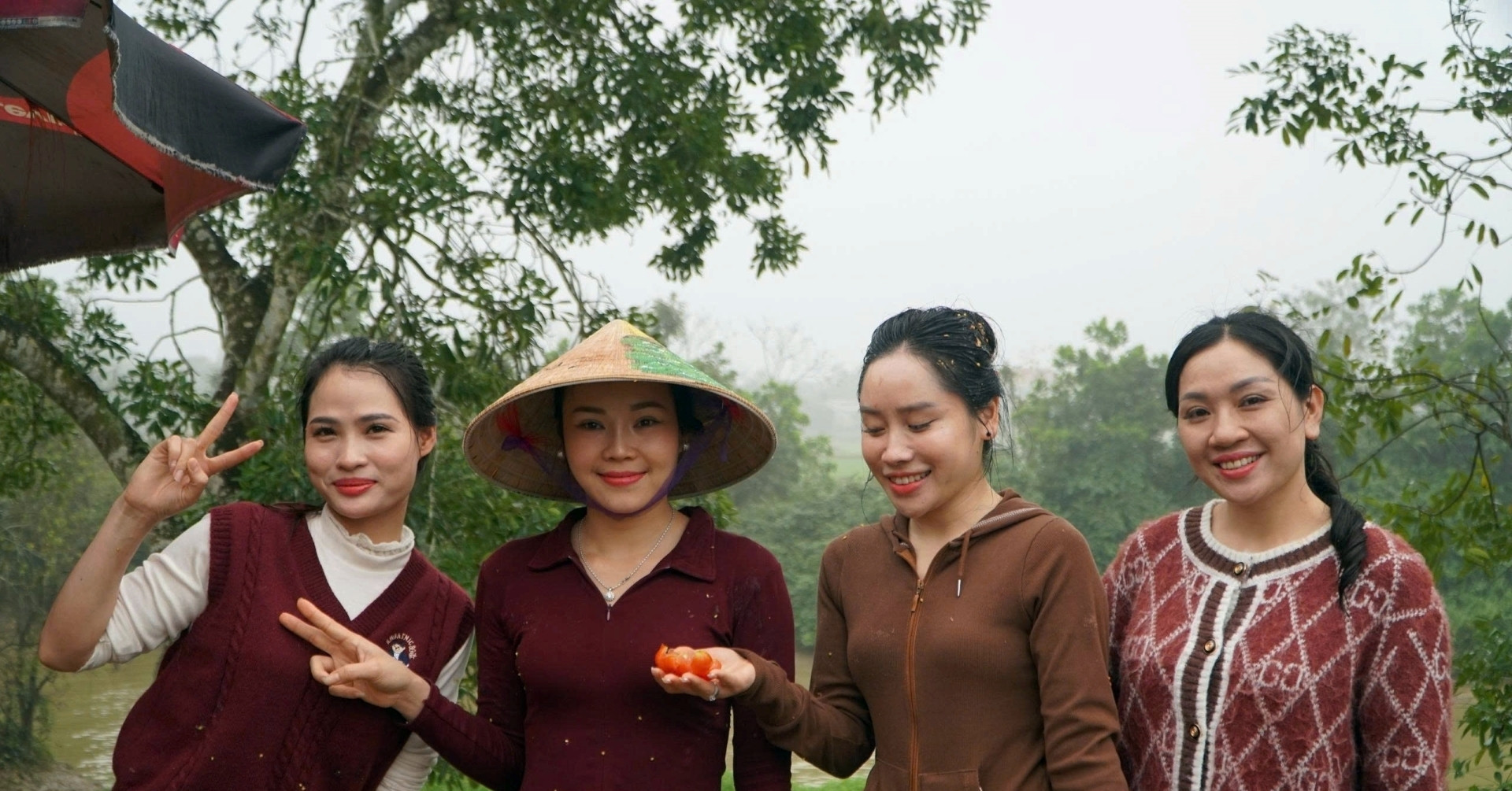 Tomato-throwing market in Thanh Hoa: the more you throw, the luckier you are