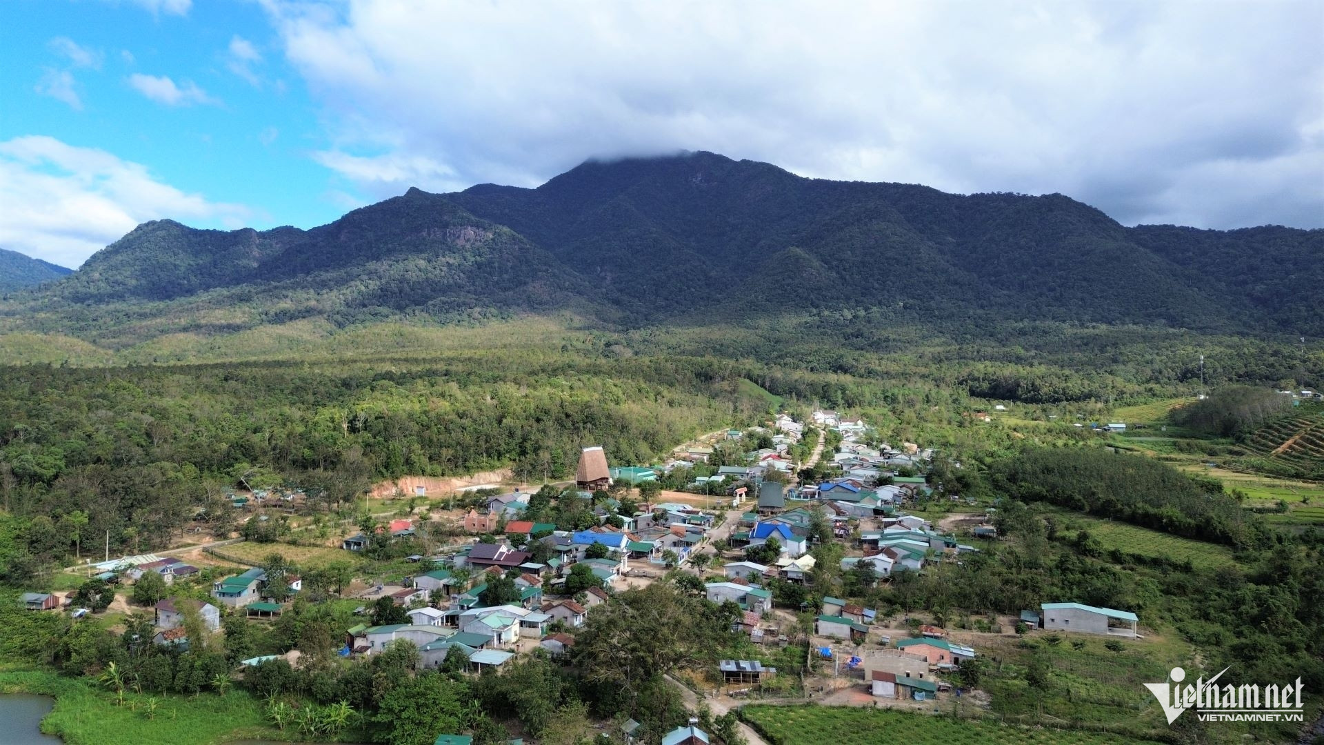 W-Làng Ba Rờ Gốc nằm nép mình dưới chân dãy núi Chư Mom Ray hùng vĩ và nơi đây còn lưu giữ những giá trị văn hóa truyền thống của người Gia Rai.jpg