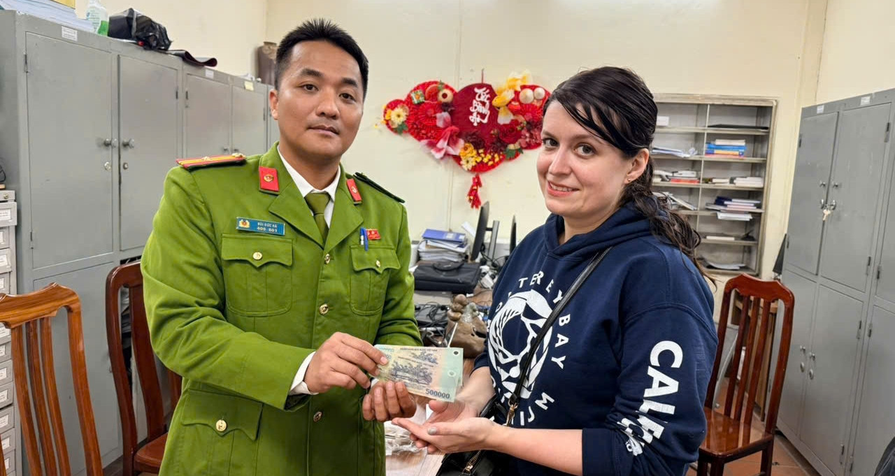 Hanoi drivers forced to refund and apologize for overcharging tourists