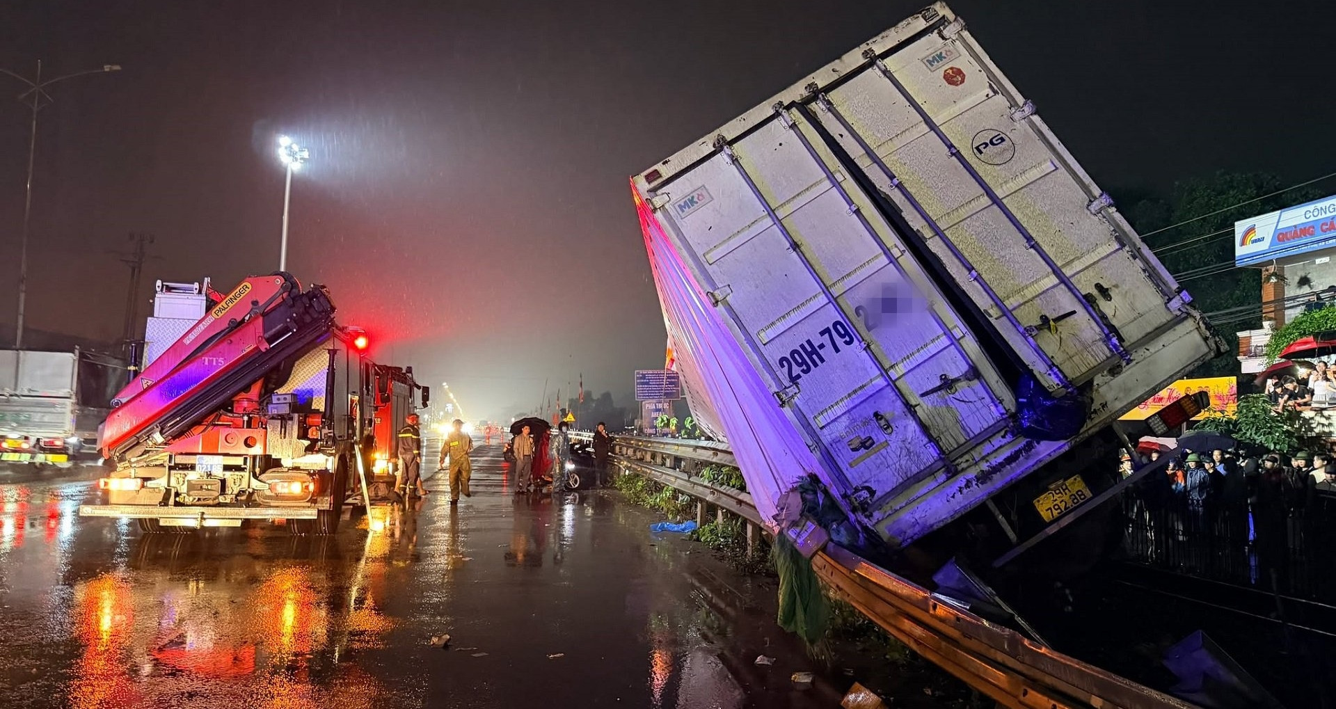 Severe collision on North - South railway in Hanoi