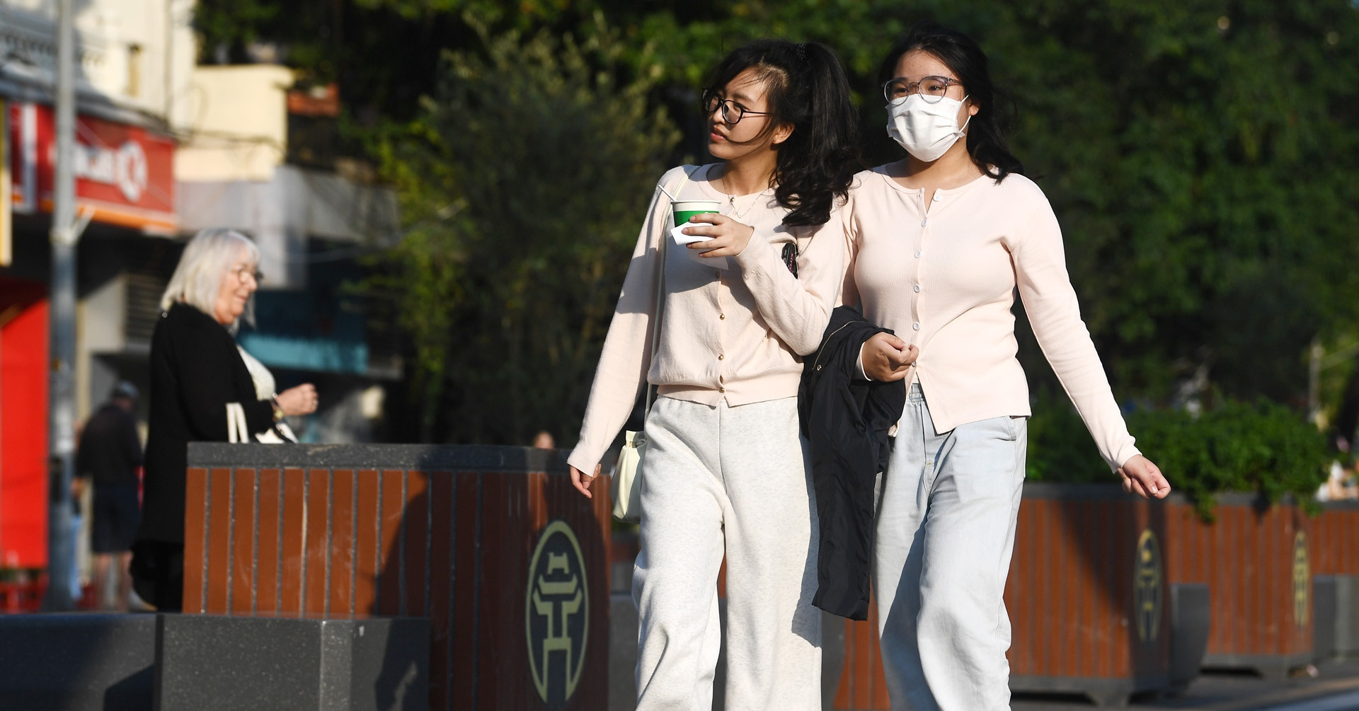 Hanoi warms to 30C, cold air expected to follow