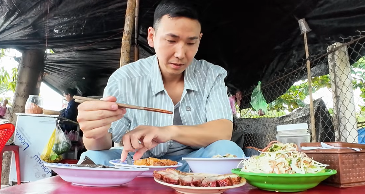 Japanese visitor tries ‘acquired taste’ specialty in Vinh Long, stunned by price