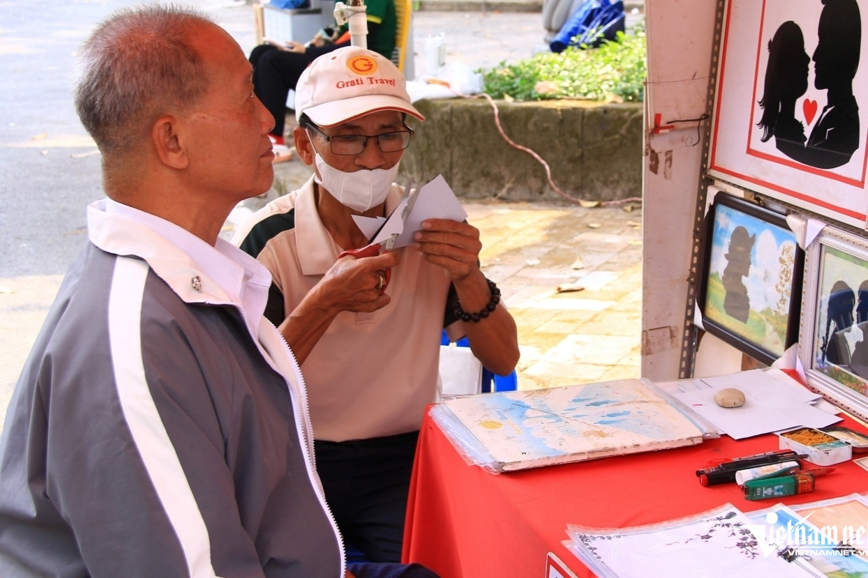 Man preserves unusual craft at zoo, spends 40 Tet holidays with strangers