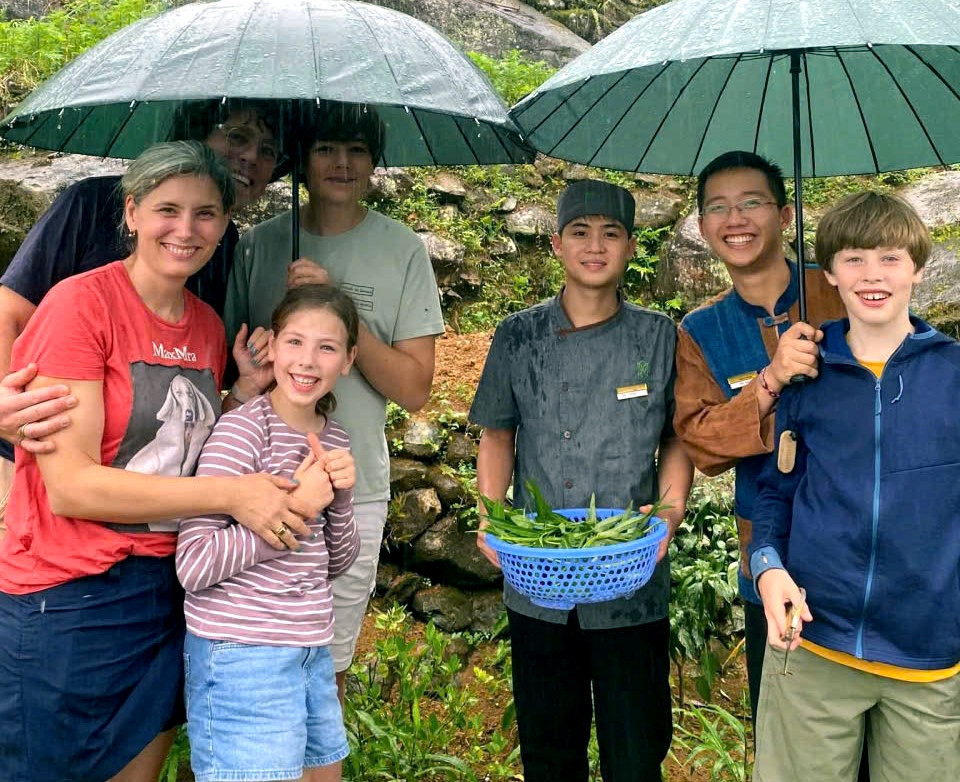 a5Khách Tây thích thú trải nghiệm làm cơm lam.jpg