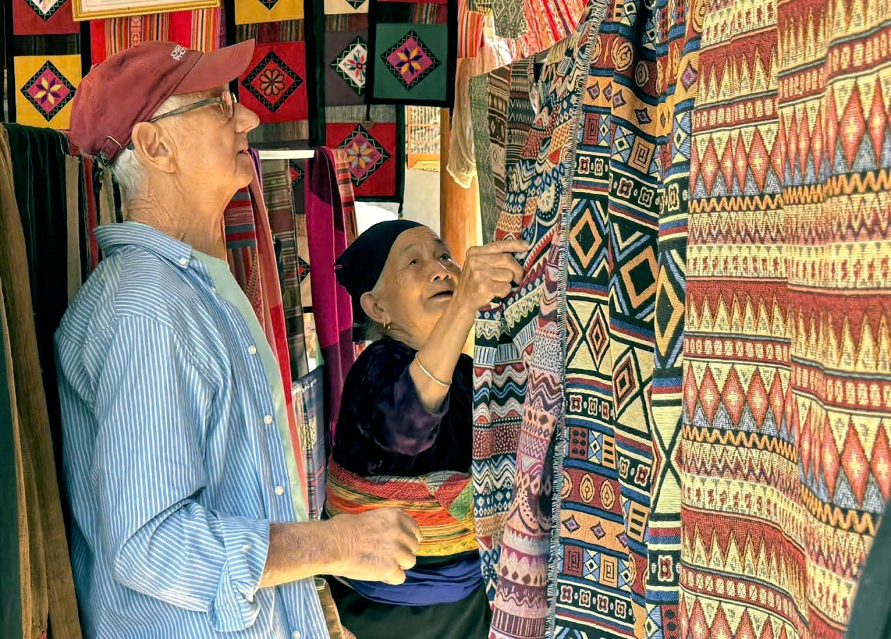 a6Khách Tây thích thú trải nghiệm làm cơm lam.jpg