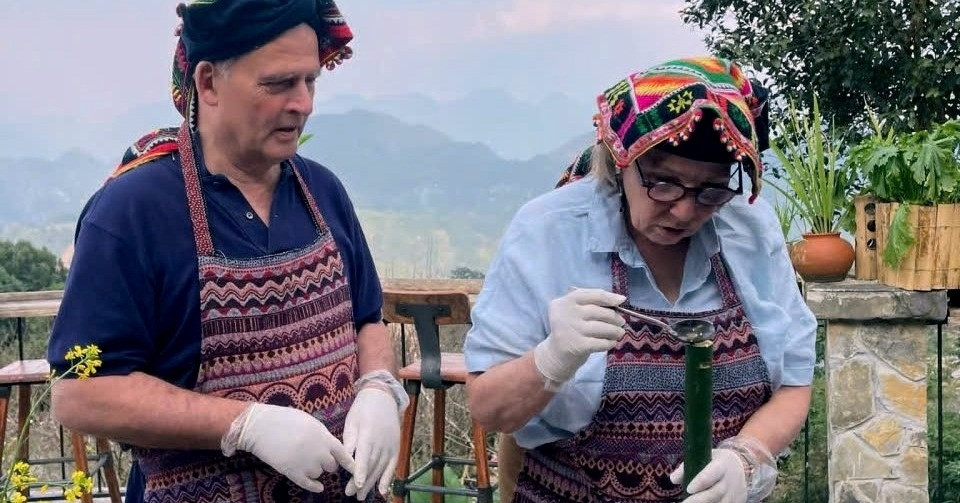 Foreign visitors delight in cooking bamboo rice in Pu Luong