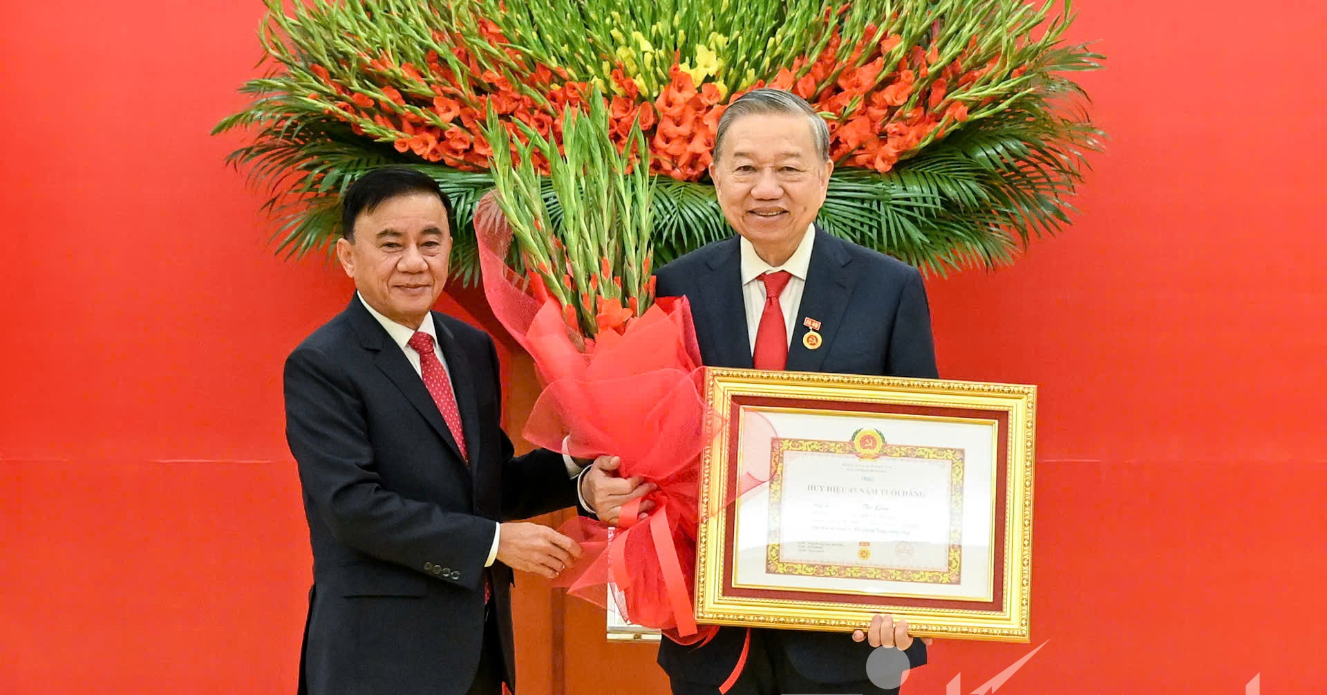 General Secretary To Lam awarded 45-year Party membership badge