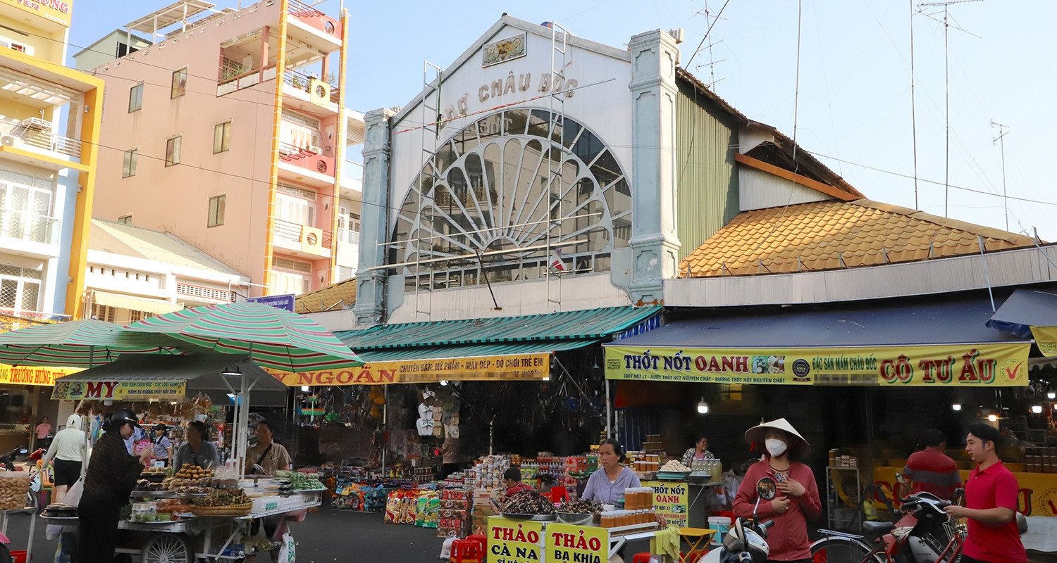 Mini bites, mighty flavors: The street food magic of Chau Doc Market