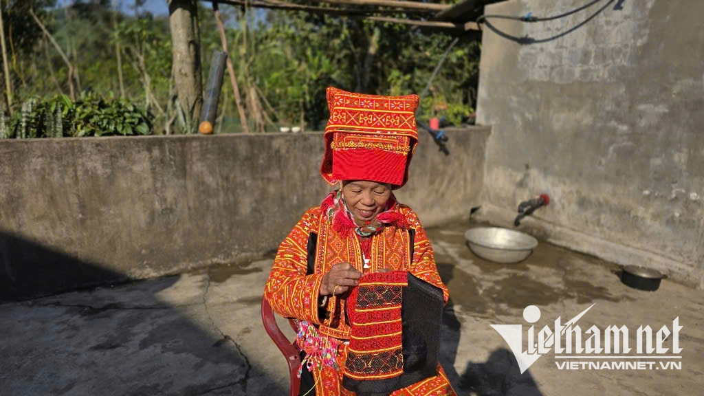 W-Bà Múi vừa thêu, vừa tự hào khoe về trang phục của dân tộc mình.jpg