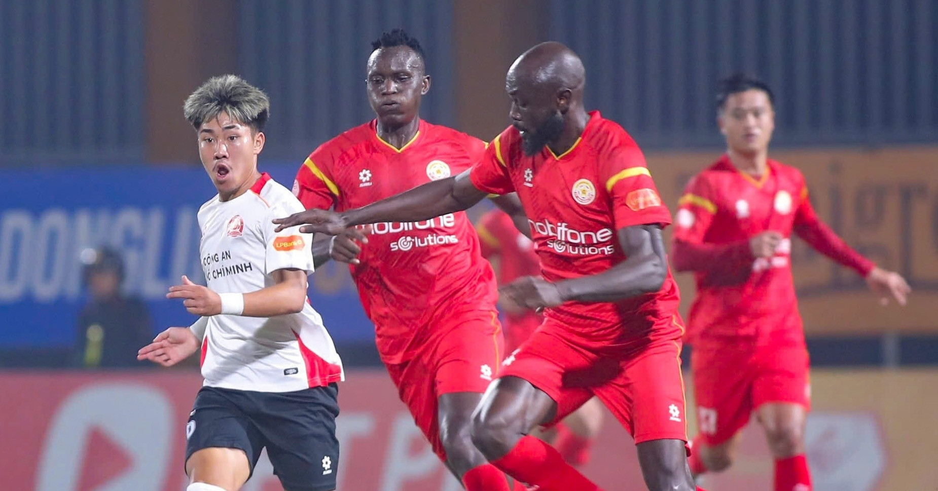 Bright performance by overseas Vietnamese players, but coach Kim stays cautious