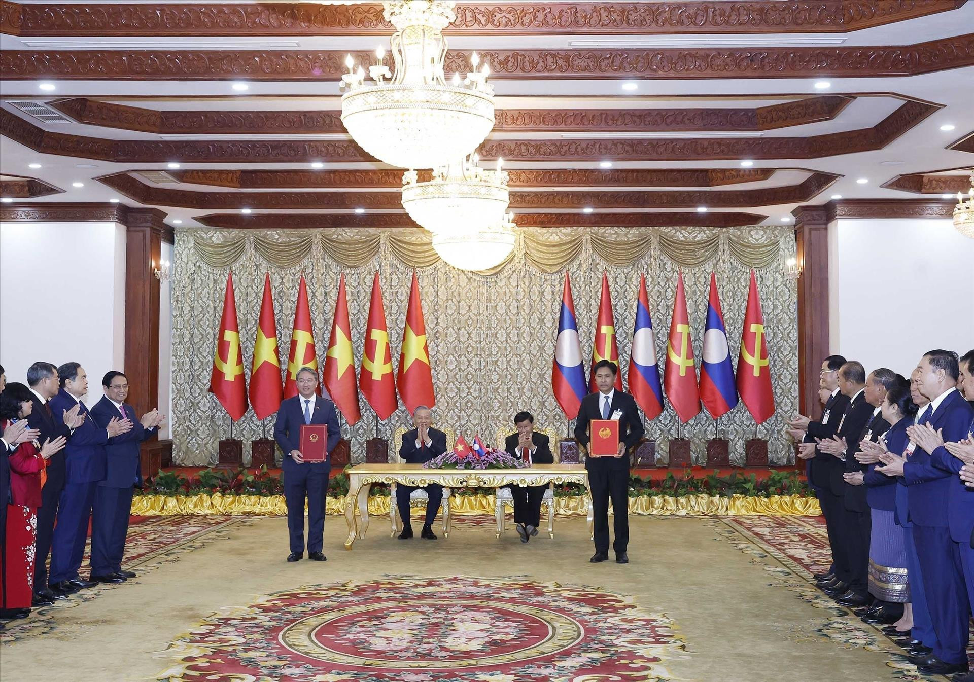 vna potal tong bi thu to lam va tong bi thu chu tich nuoc lao thongloun sisoulith chung kien le trao cac van kien hop tac 85746515 13 12 7.jpg