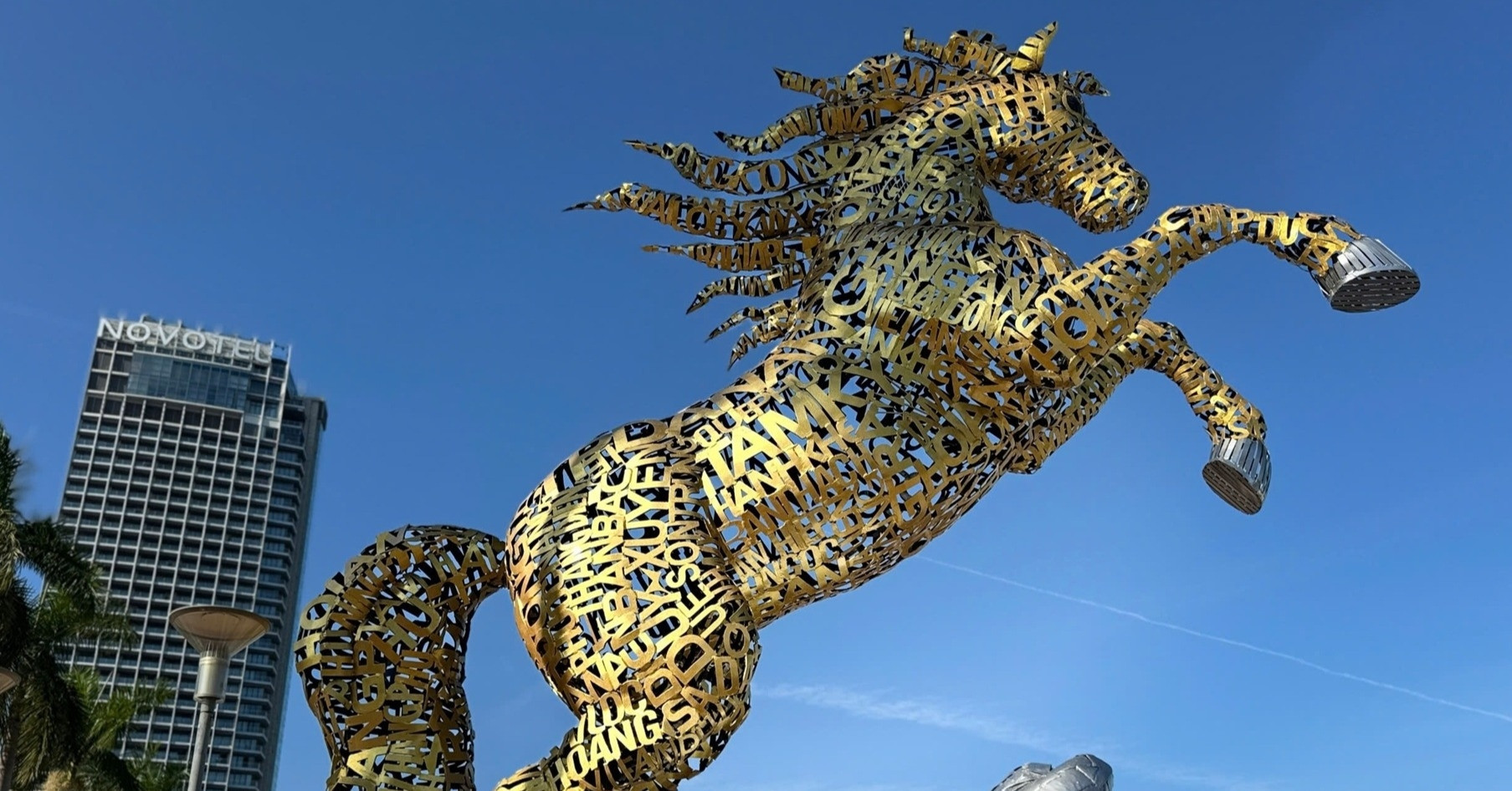 A steel horse made of 94 place names captivates Da Nang