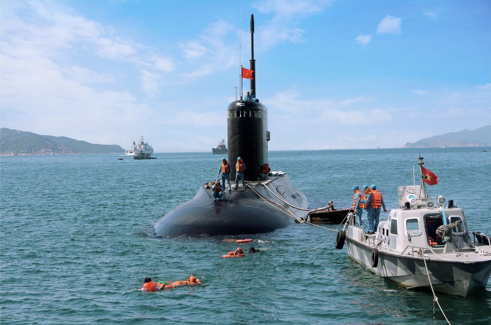 Huấn luyện thoát hiểm từ ống phóng lôi trên biển.jpg