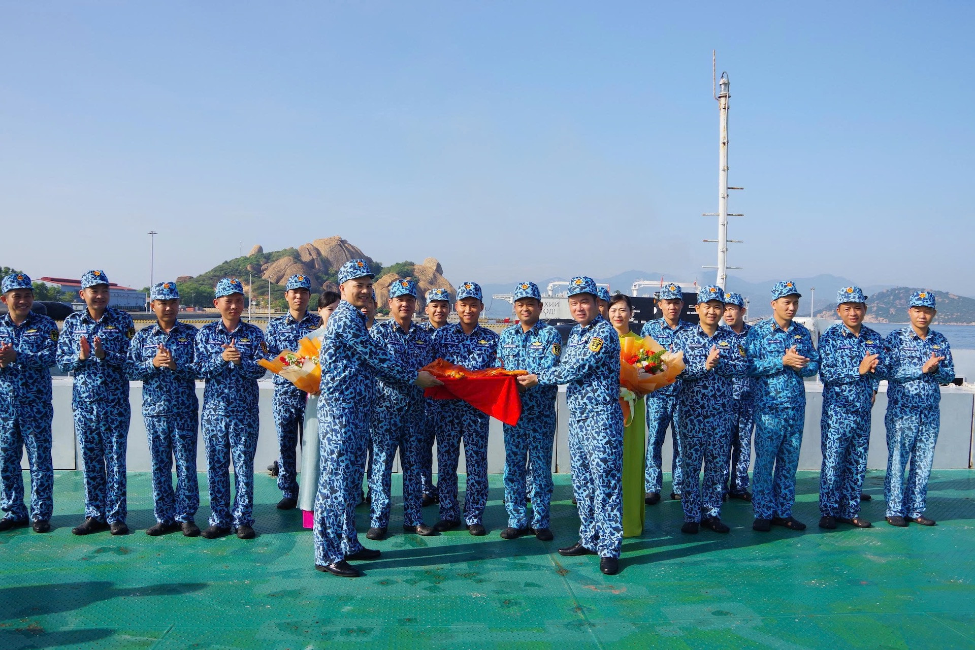 Thủ trưởng Lữ đoàn chúc mừng Tàu 186 hoàn thành xuất sắc nhiệm vụ đi biển.JPG