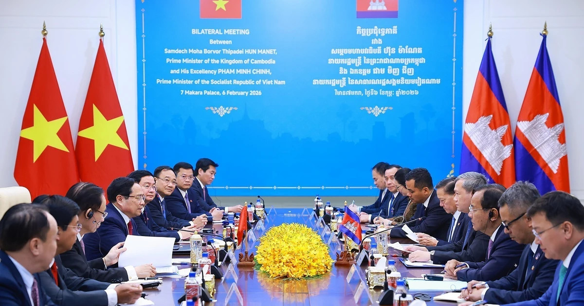 Vietnamese, Cambodian PMs discuss ways to further promote bilateral ties