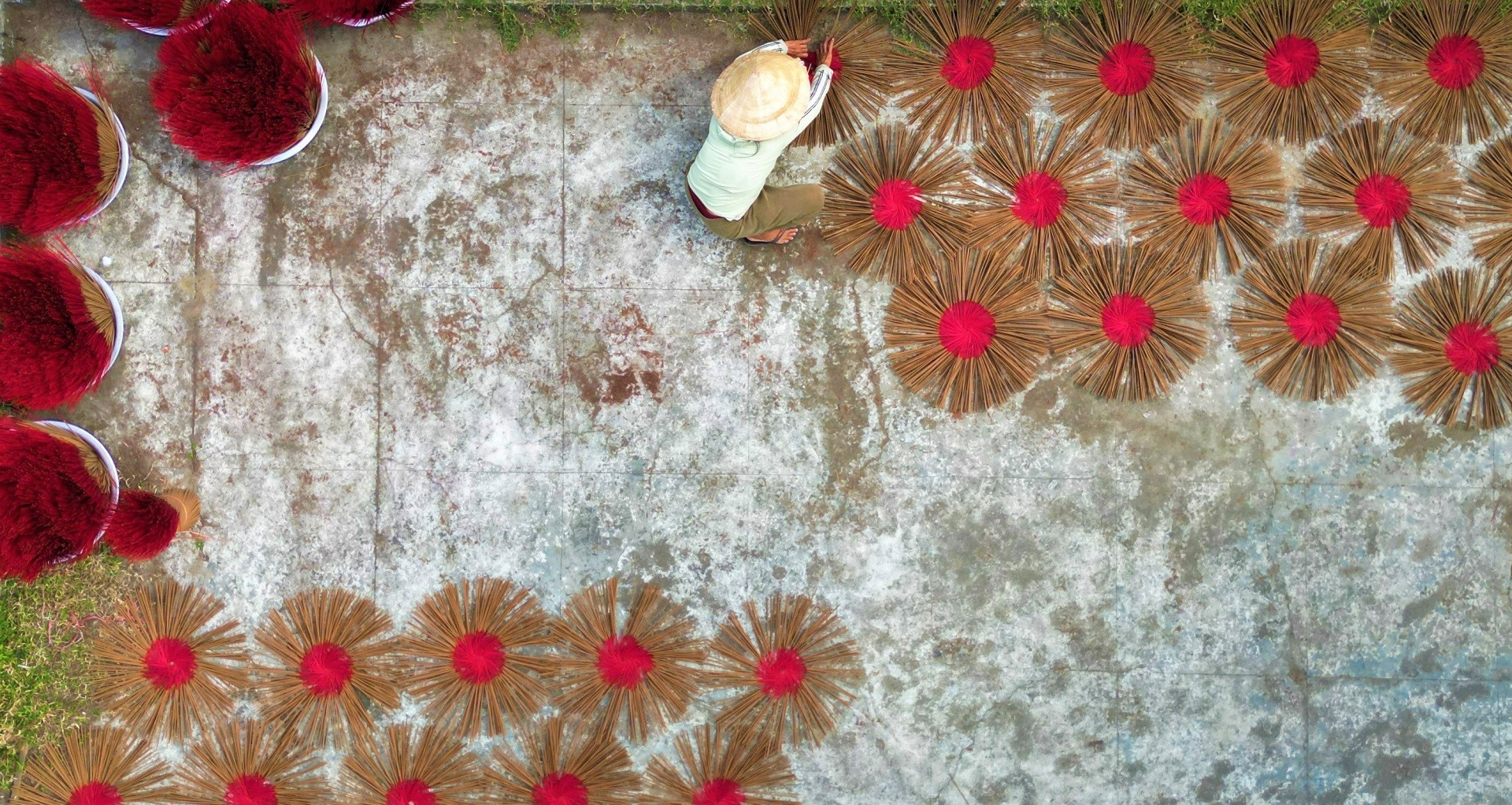 A 200-year-old incense village races to meet Tet demand