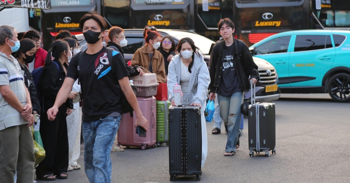 Early homebound rush for Tet as bus terminals fill up across Ho Chi Minh City