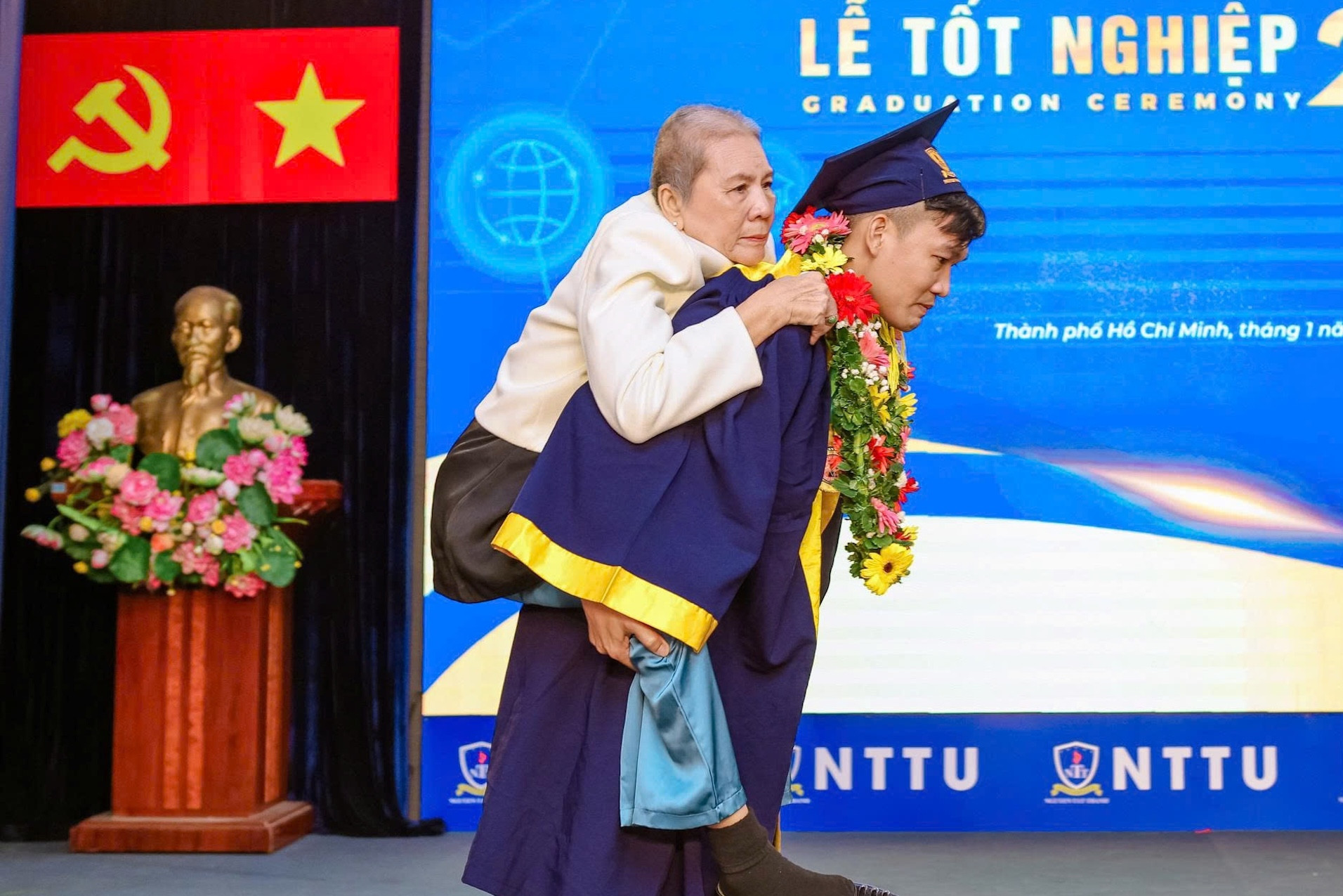 Student carries ill mom to graduation stage, receives top honors