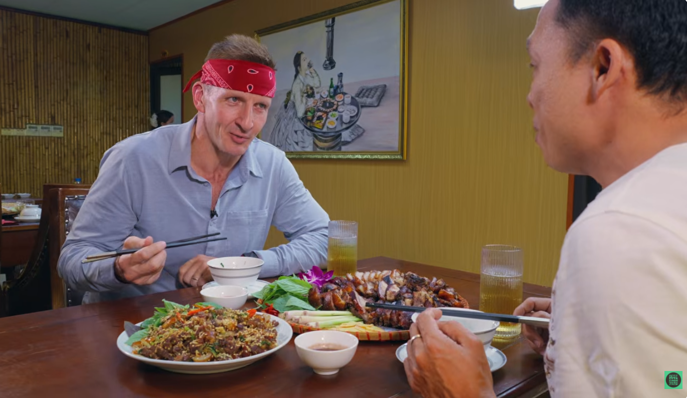 khach Tay thu thit chuot khong lo o ha noi.png