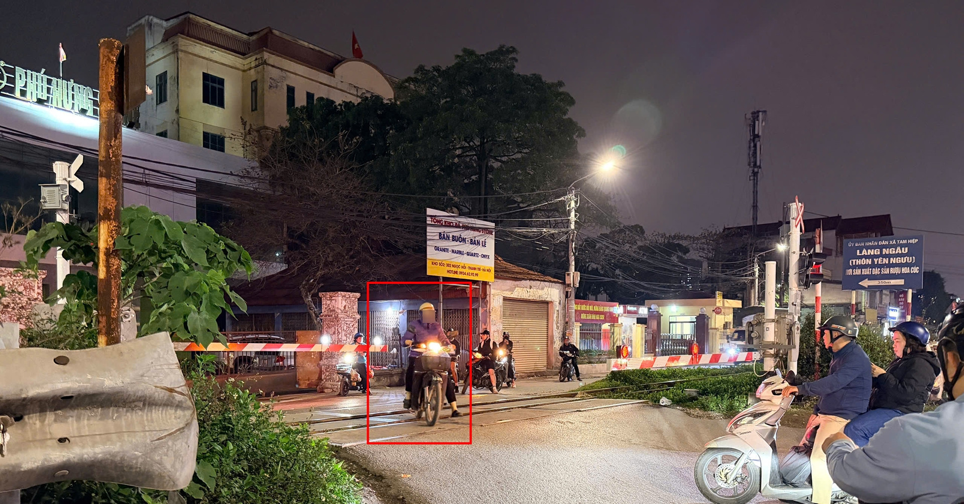 Shocking scenes on Hanoi’s North-South railway as motorbikes ignore barriers