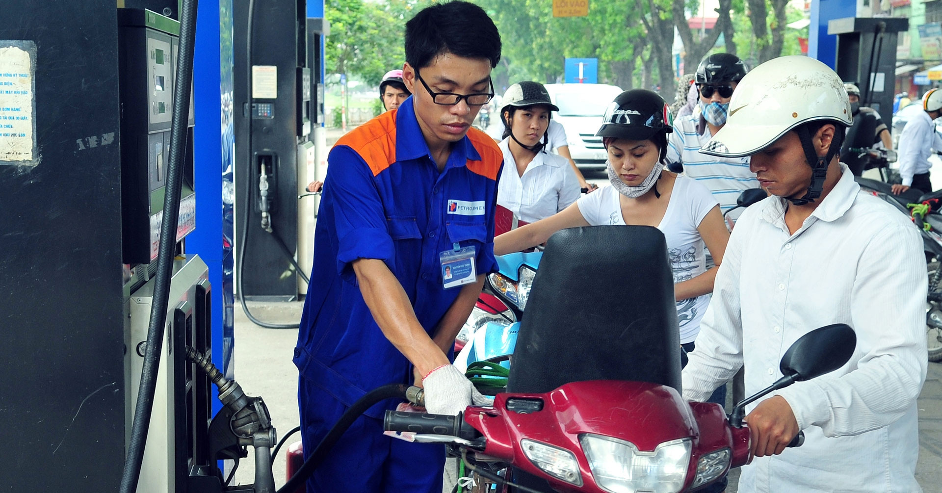 Vietnam moves quickly to shield economy from global oil price shocks