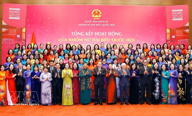 National Assembly Chairman Tran Thanh Man and officials attend a ceremony reviewing the activities of the Group of Women Deputies of the 15th National Assembly in Hanoi on December 9, 2025. (Photo: VNA)