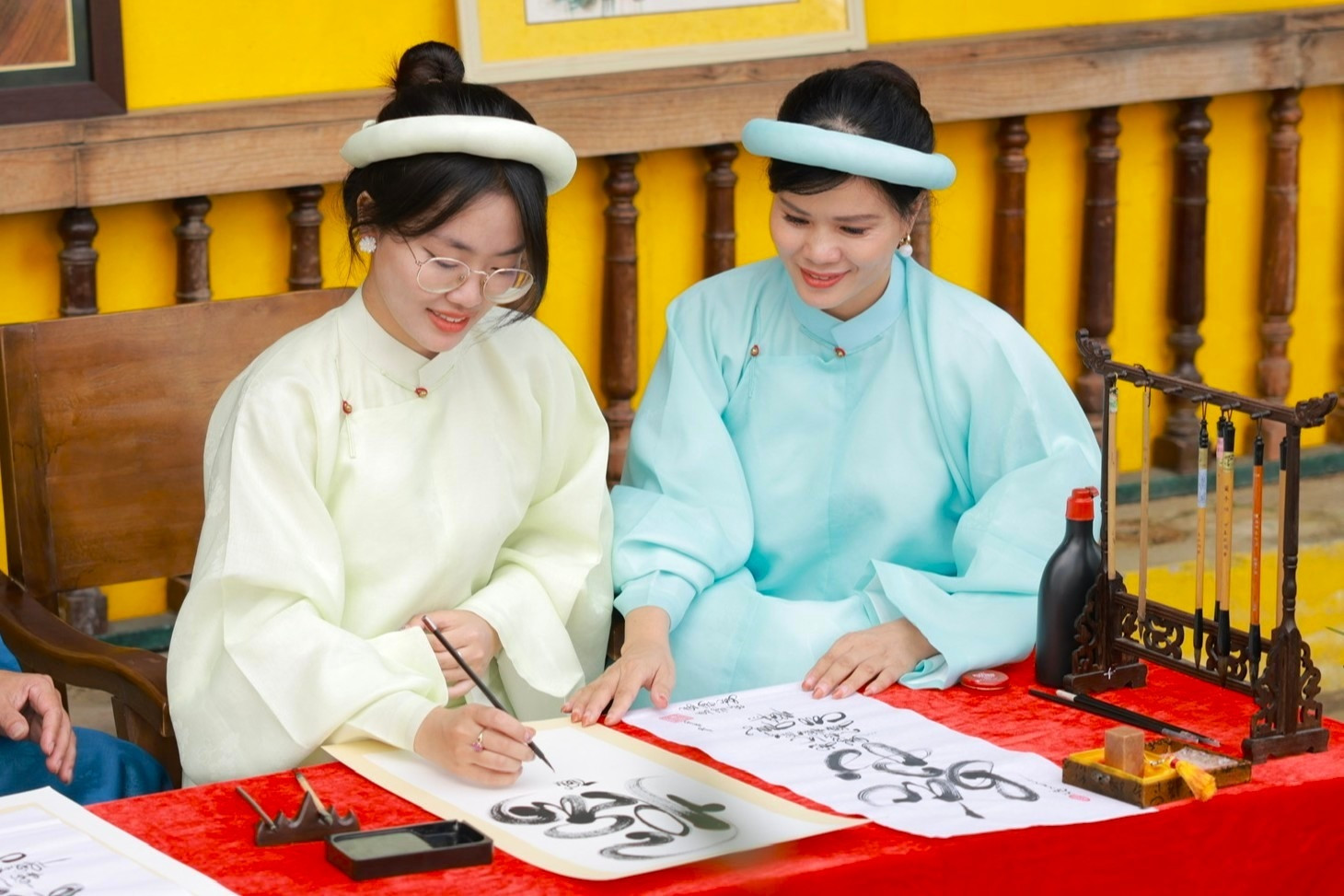 Student passionate about calligraphy wins language-interpreting championship