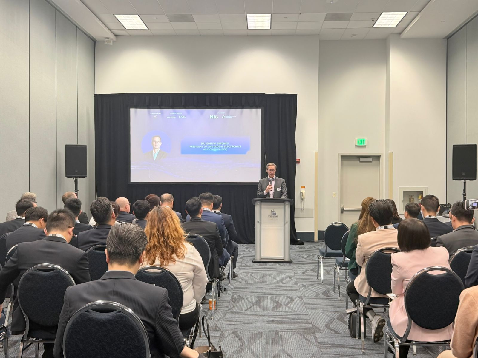 TS. John W. Mitchell   Chủ tịch Hiệp hội Điện tử Toàn cầu .jpg