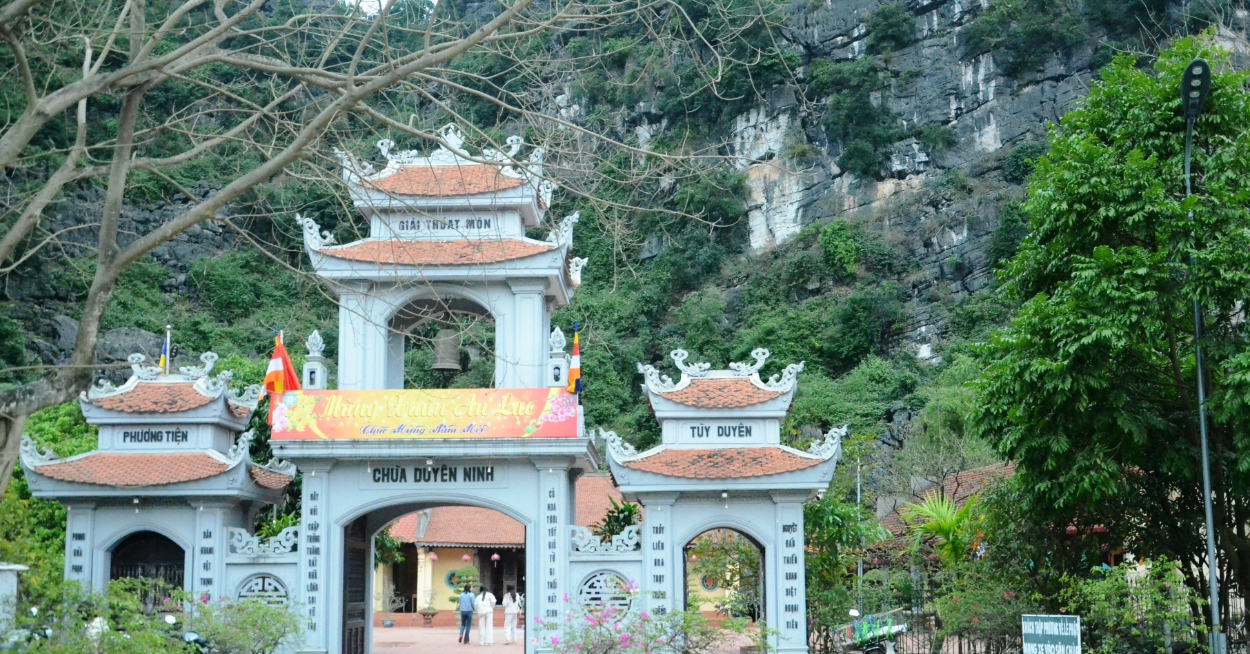 1,000-year-old temple in Ninh Binh draws young couples seeking love
