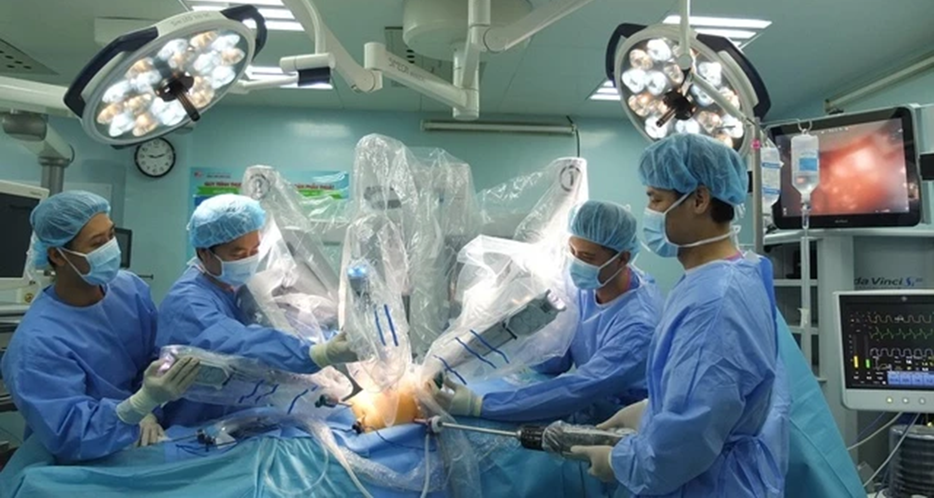 Doctors perform Vietnam’s first robot-assisted surgery for rare lung condition