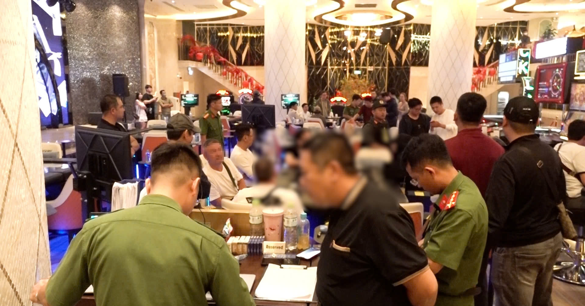 Foreign nationals caught gambling in hotel basement in Nha Trang