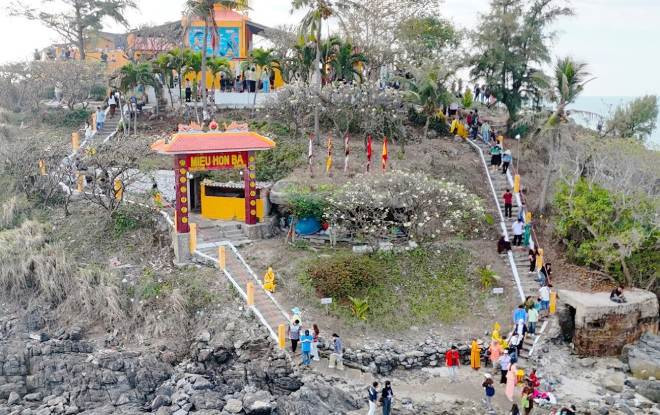 Pilgrims flock to sea shrine in Ho Chi Minh City for blessings